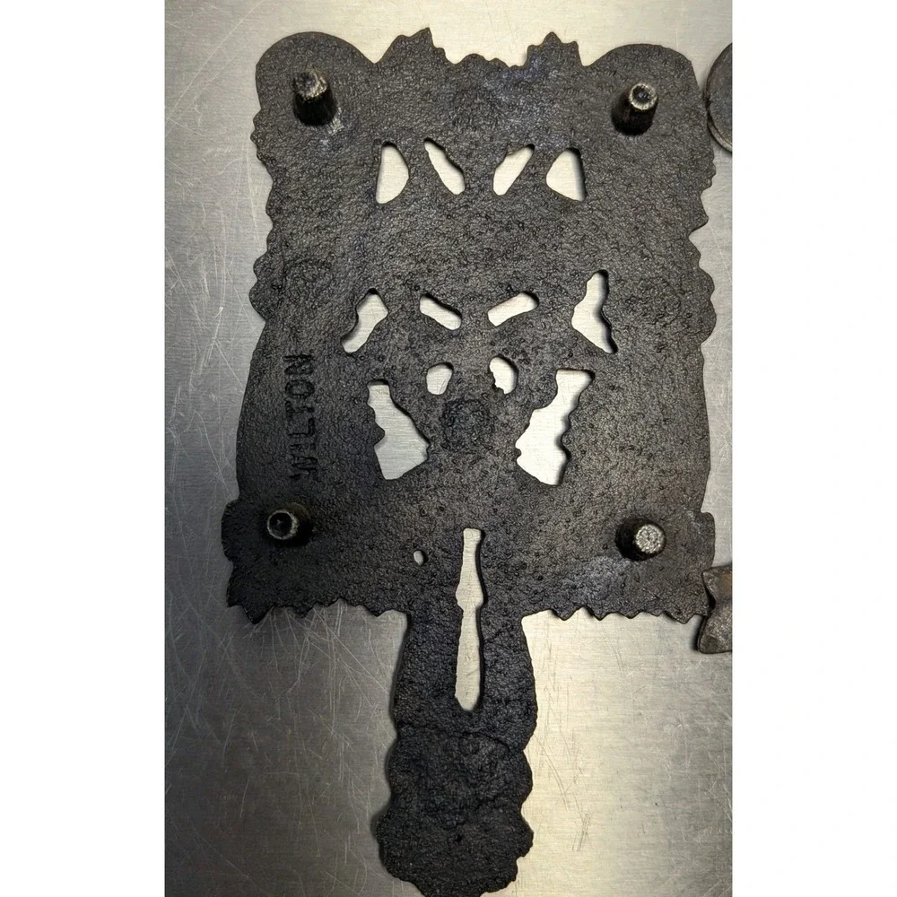 Wilton colonial trivets